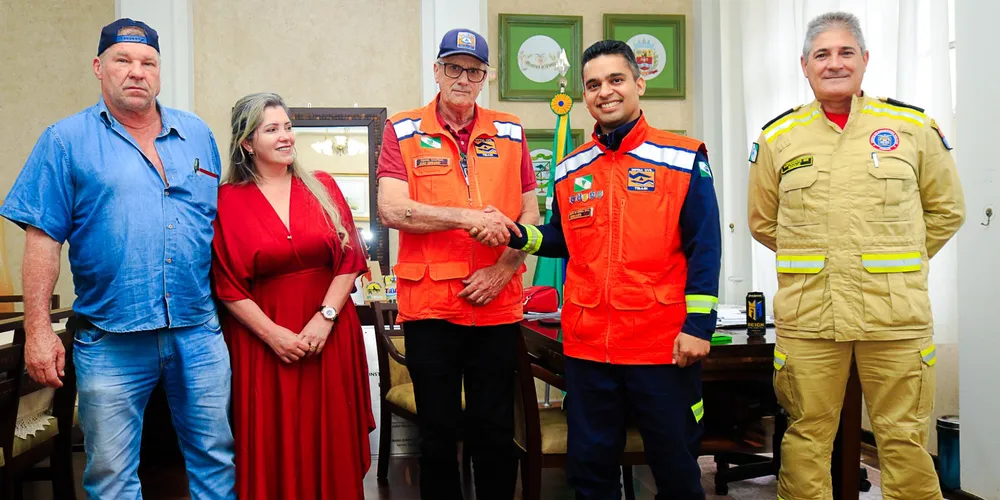 Estiveram presentes na cerimônia o prefeito Artur Butina, o subtenente BM Roque, a secretária Kelly Nolte, João Germano de Geus e Jarson Brenner Borges Passos.