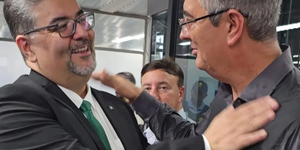 Novo delegado da Receita Federal de Ponta Grossa, Remy Deiab Junior, e presidente da Câmara Municipal, Julio Küller (MDB), se cumprimenea