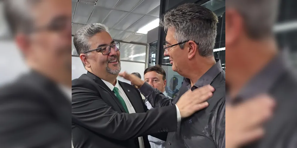 Novo delegado da Receita Federal de Ponta Grossa, Remy Deiab Junior, e presidente da Câmara Municipal, Julio Küller (MDB), se cumprimenea