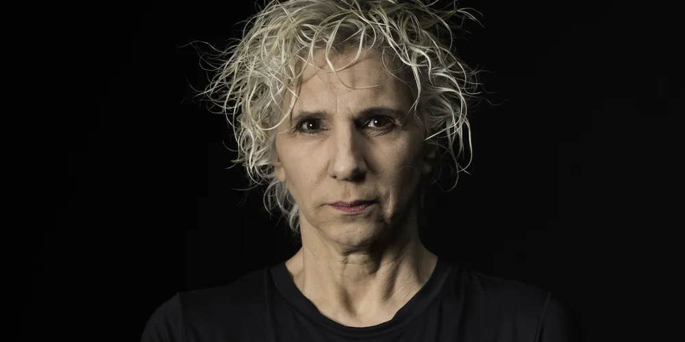 Denise Stoklos é considerada uma das figuras mais influentes das artes cênicas do país