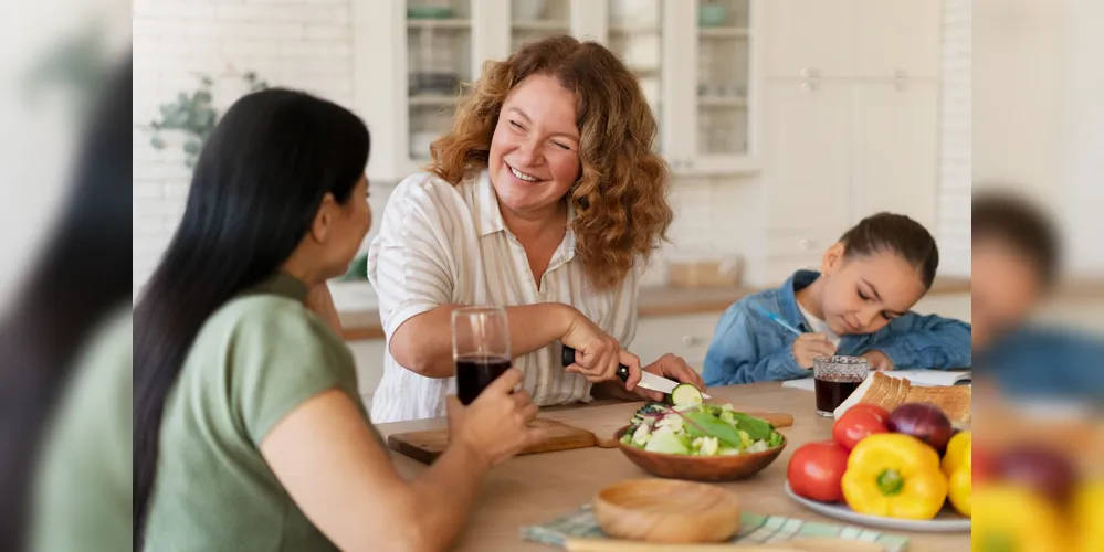 Na hora da ceia, é importante comer devagar, aproveitar o momento e prestar atenção aos sinais de saciedade.