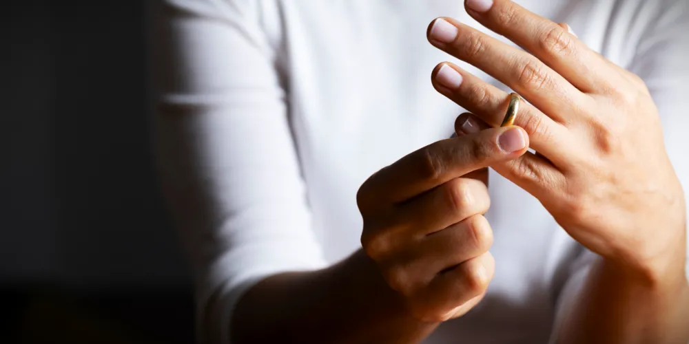 Em um dos casos de divórcio, 'ex' estava ensinando o filho de 12 anos a jogar