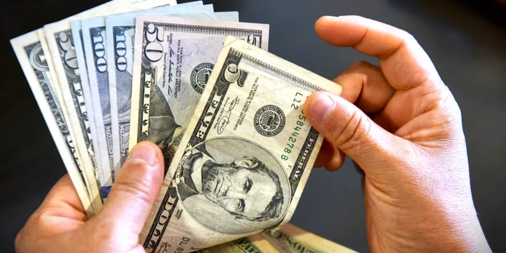 Na abertura do dia, moeda americana chegou a operar em R$ 6,10