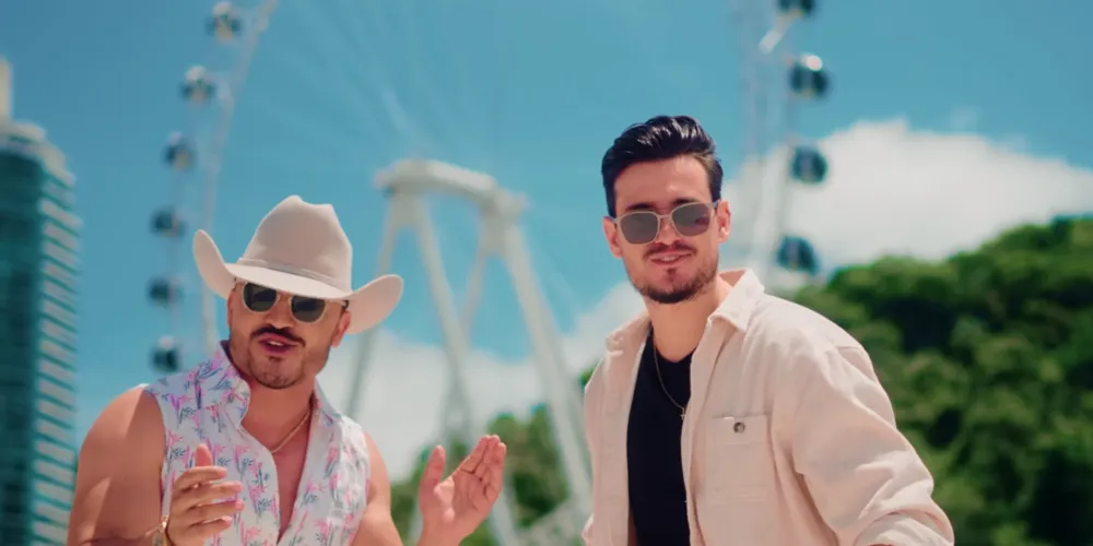 Dupla sertaneja se apresenta na Praça Central da cidade.