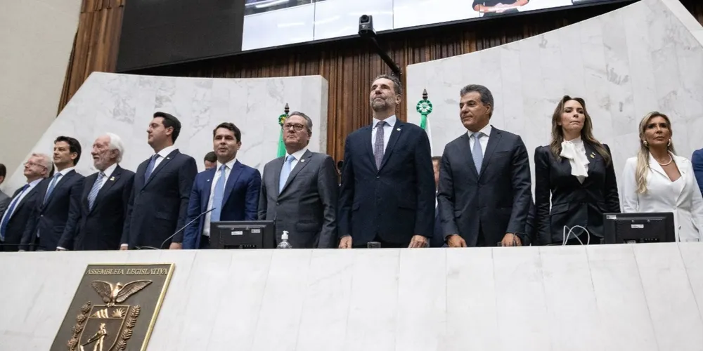 Enio Verri esteve presente na solenidade de posse da nova Mesa Diretora da Alep