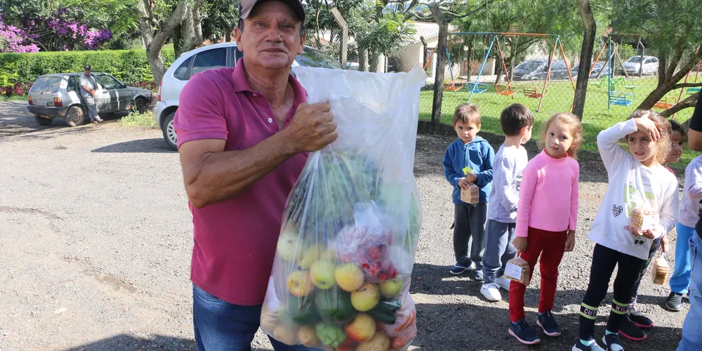 O Ecofeira é um programa da Prefeitura que permite que os moradores troquem materiais recicláveis por alimentos