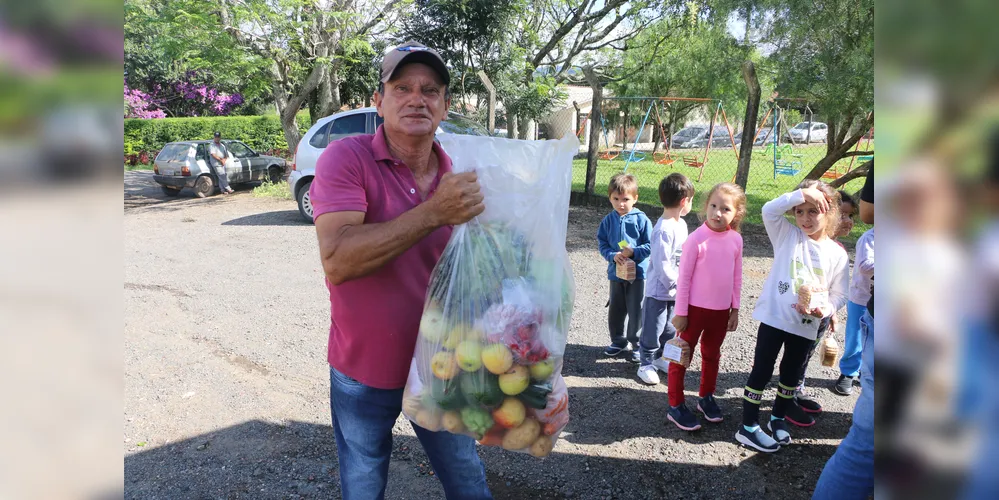 O Ecofeira é um programa da Prefeitura que permite que os moradores troquem materiais recicláveis por alimentos