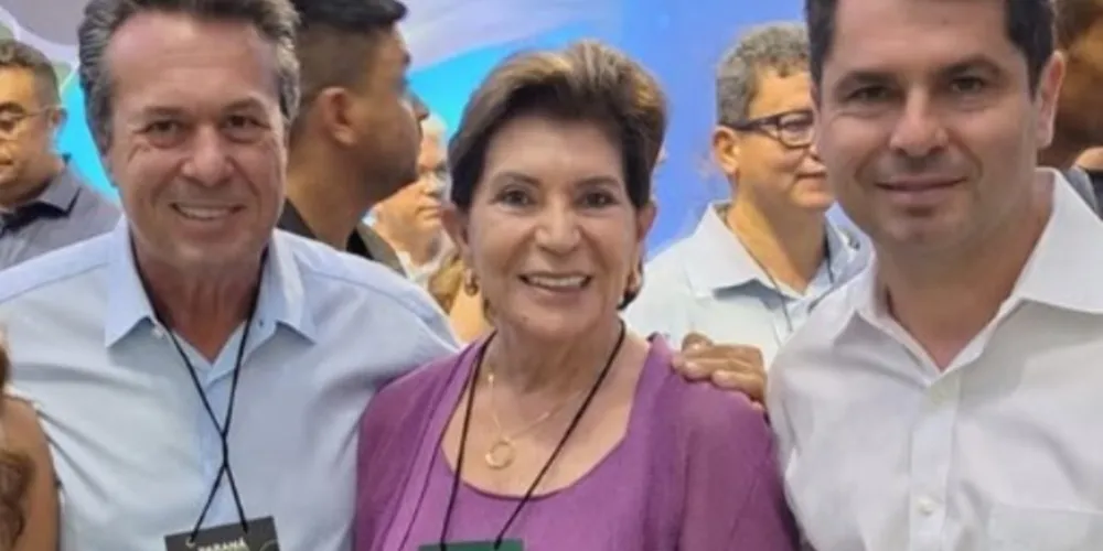 Elizabeth Schmidt posa para foto com o secretário de Estado de Turismo, Marcio Nunes e com o presidente da Alep, Alexandre Curi