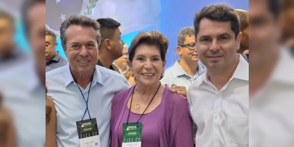 Elizabeth Schmidt posa para foto com o secretário de Estado de Turismo, Marcio Nunes e com o presidente da Alep, Alexandre Curi