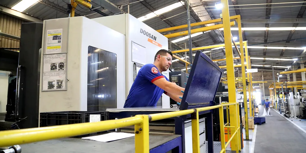 O setor de indústria aparece entre os principais na geração de novas vagas nos municípios da região