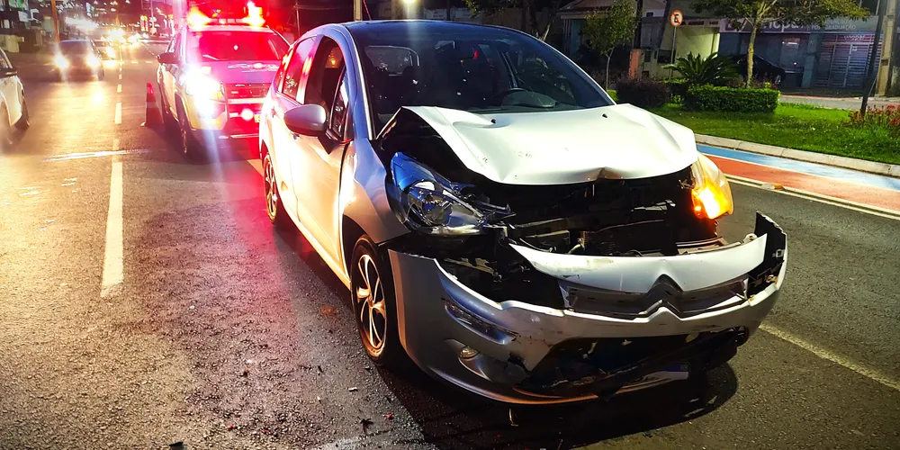 Três carros colidiram e ficaram danificados