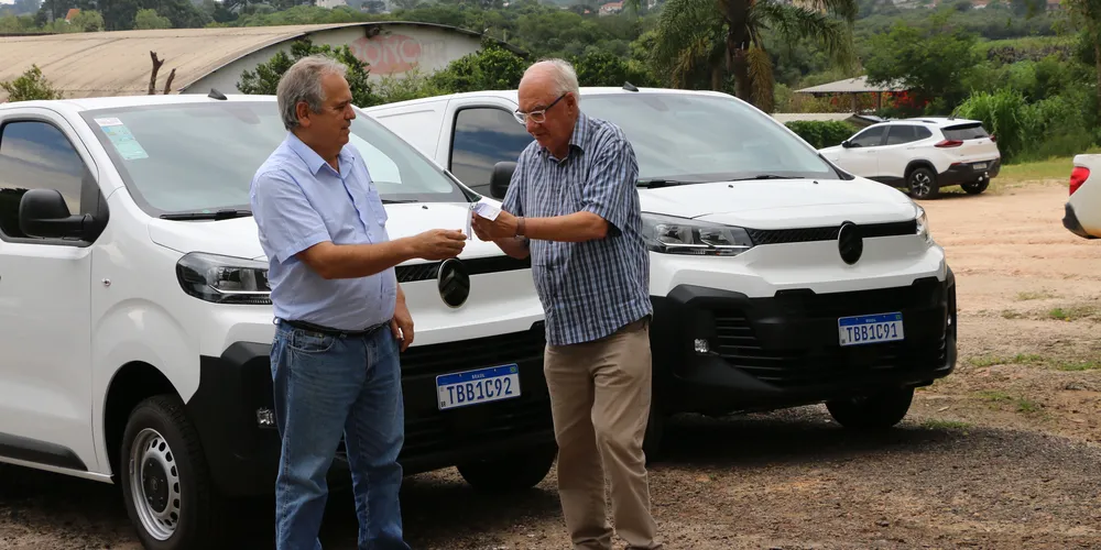 O secretário da Saúde Matilvani Moreira e o prefeito Dr. Reinaldo Cardoso entregaram os veículos.