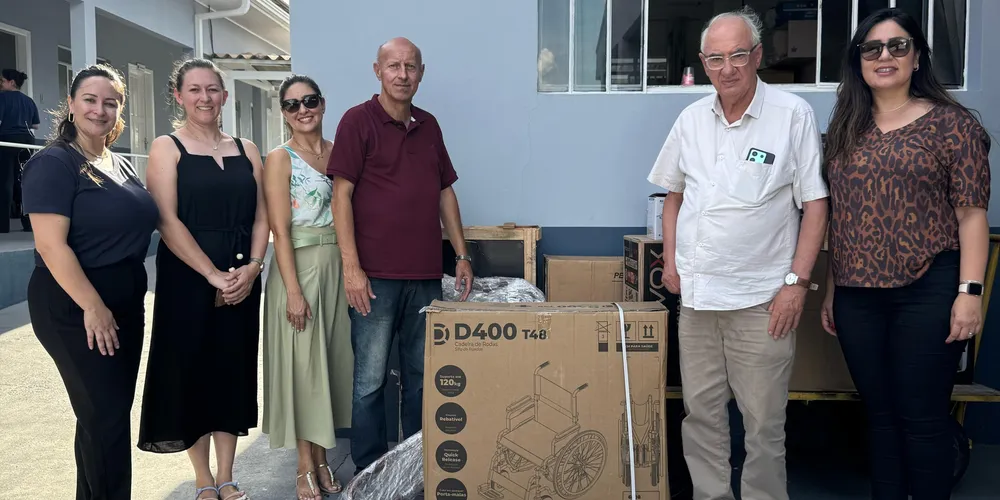 O prefeito Dr. Reinaldo Cardoso esteve junto das equipes para entregar os materiais.