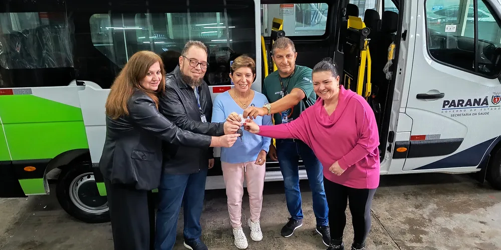 Entrega contou com a participação de assessores parlamentares, da prefeita Elizabeth Schmidt e da presidente da Fundação Municipal de Saúde Priscila Degraf