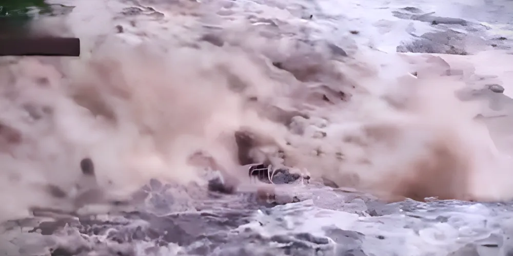 Grande volume de água atingiu a 'Estrada de Alagados'