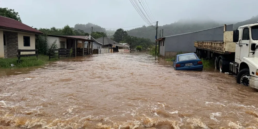 Temporais registrados em diferentes localidades ocasionaram pontos de alagamento e danos estruturais