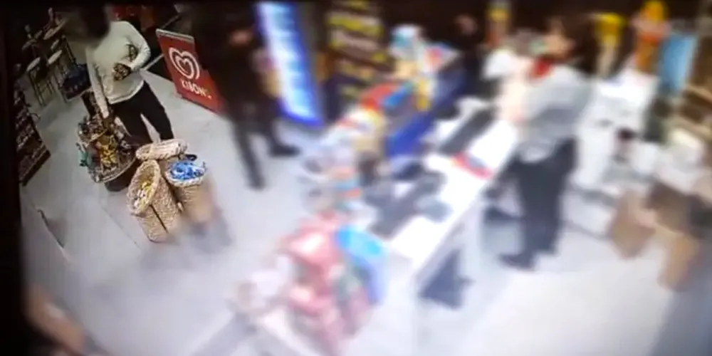 Câmera de segurança flagrou a mulher com o suposto amante