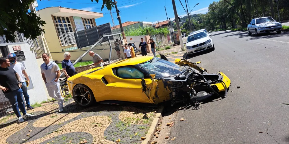 Acidente com Ferrari ocorreu na manhã da última sexta-feira (14)