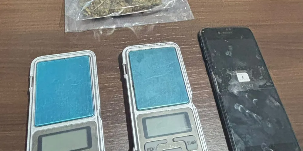 Droga e objetos apreendidos foram encaminhados à delegacia