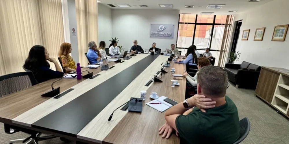 Integrantes da Frísia estiveram na sede do Sistema Ocepar