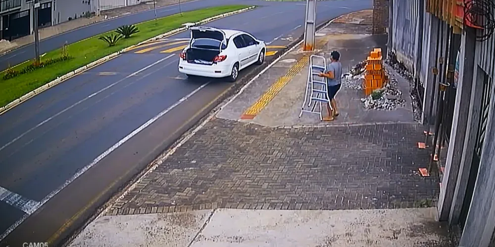 Mulher furtou a escada, que era utilizada numa obra