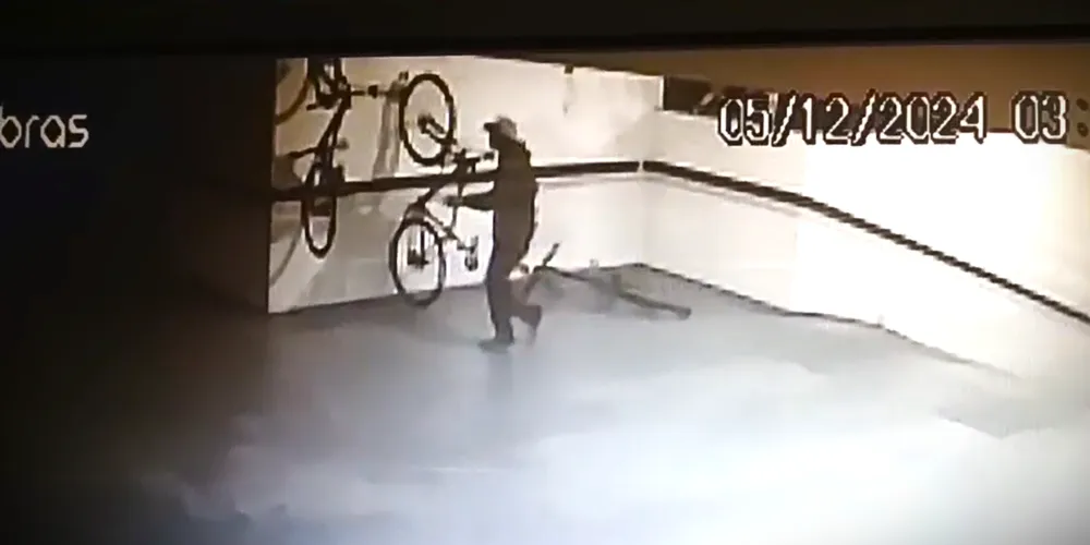 Câmera de segurança flagrou o furto da bicicleta