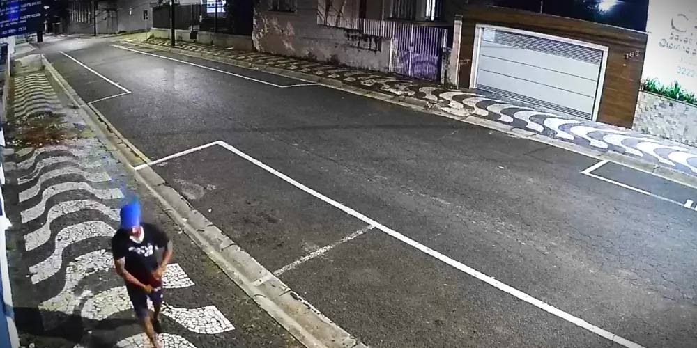 Câmera de segurança mostra momento do furto