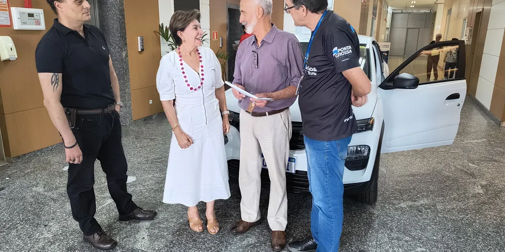 Elizabeth Schmidt entrega prêmio ao ganhador João Luiz