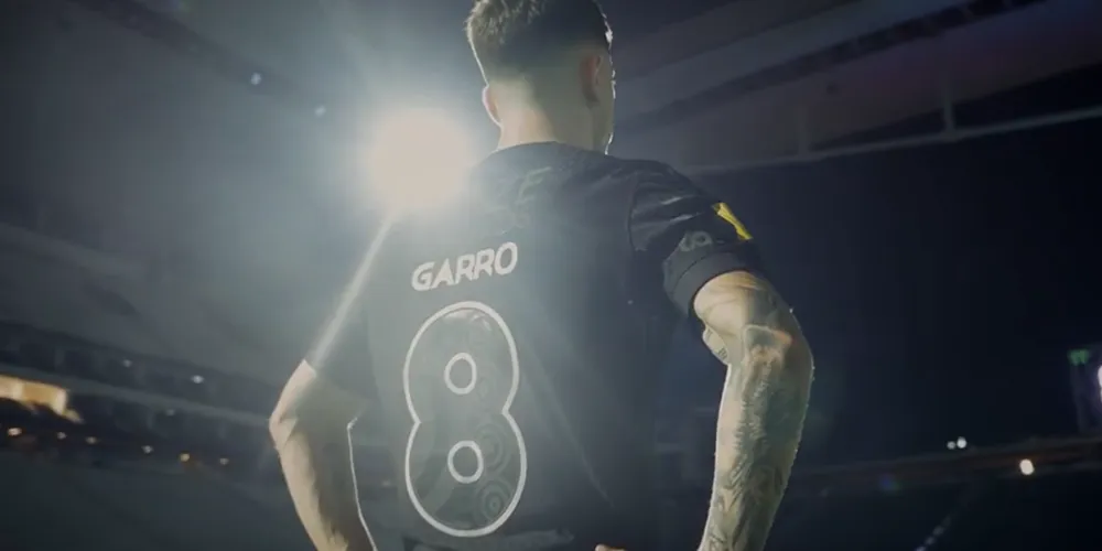 Argentino passará a utilizar a camisa de número 8, que já foi ocupada por Sócrates