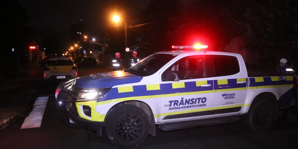 Equipe de Trânsito do Patrulhamento Viário realizou o teste do bafômetro com o motorista que causou o acidente