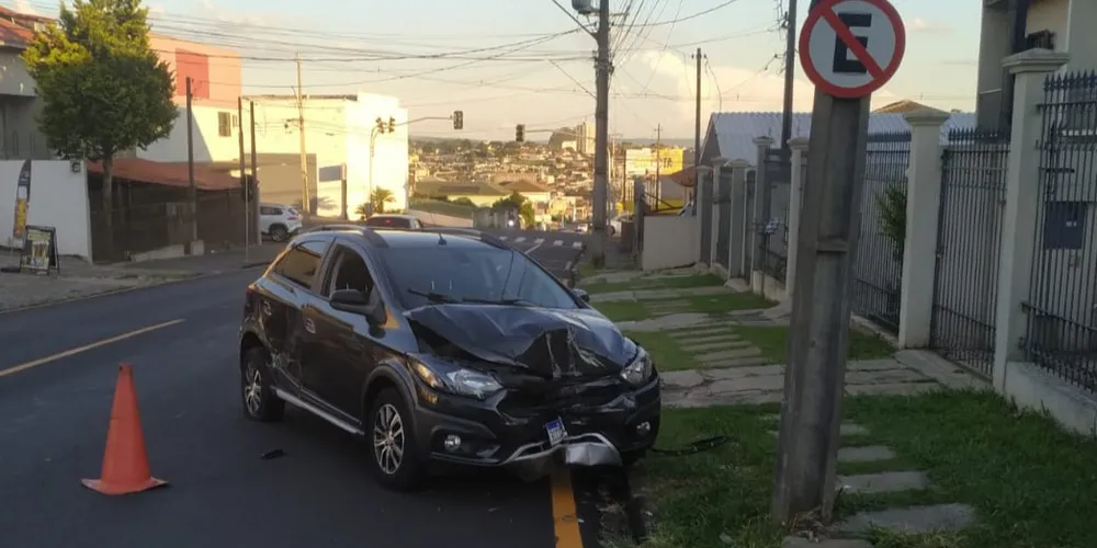 Veículo Onix ainda atingiu um poste de energia elétrica