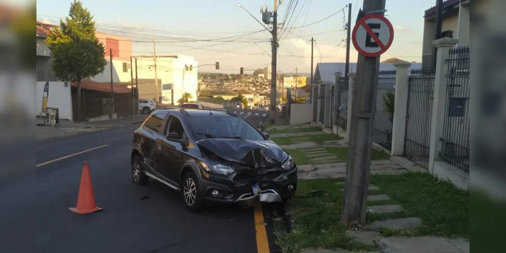 Veículo Onix ainda atingiu um poste de energia elétrica