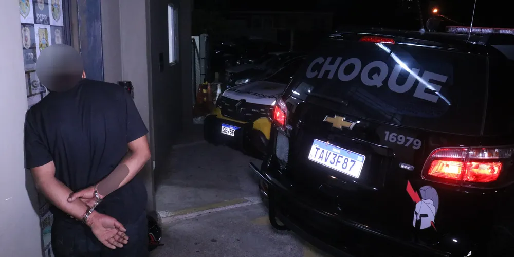 Homem de 27 anos estava dirigindo o carro roubado