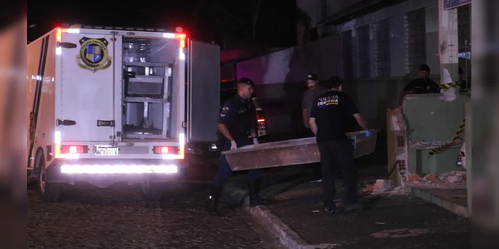 Autoridades policiais acionaram o IML para o recolhimento do corpo