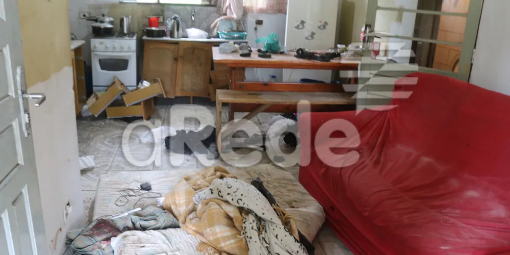 Alimentos, roupas, utensílios e roupas de cama estavam no imóvel