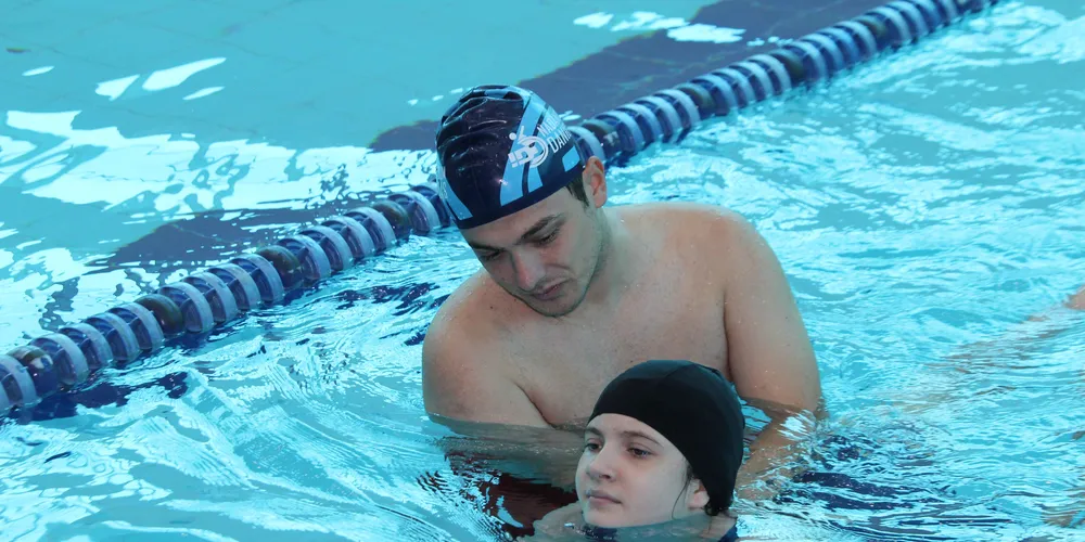 O projeto é voltado para crianças e adolescentes com deficiência, com idade entre 7 e 17 anos, gratuitamente, promovendo a natação em alto rendimento