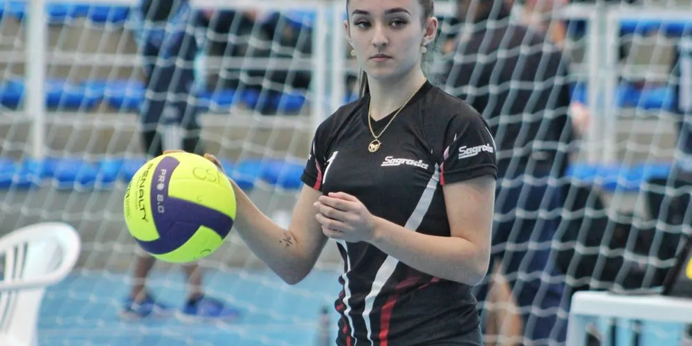 Aluna jogando vôlei de quadra
