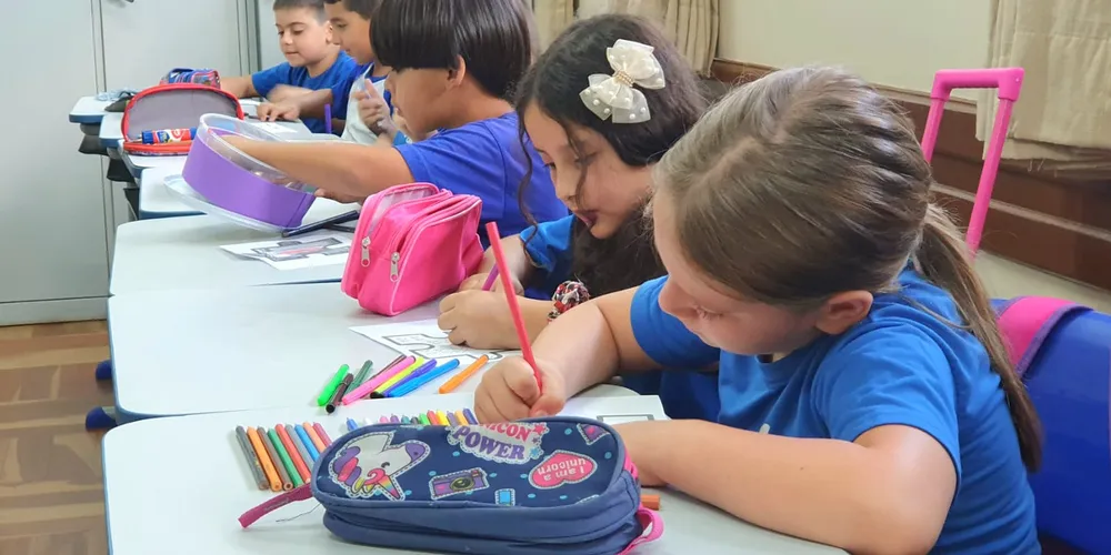Crianças escrevendo em seus cadernos
