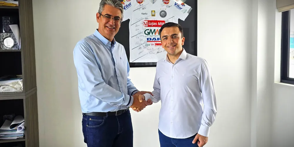 O presidente da Câmara Municipal de Ponta Grossa, Julio Küller (MDB), cumprimenta Aliel Machado (PV), que é deputado federal