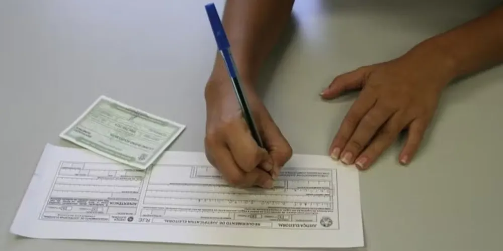 O não comparecimento às urnas, seguida da falta de justificativa da ausência tem consequência aos eleitores faltantes