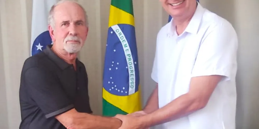 O vereador suplente Jairton da Farmácia (PDT) recebeu os cumprimentos do presidente da Câmara, Julio Küller (MDB)