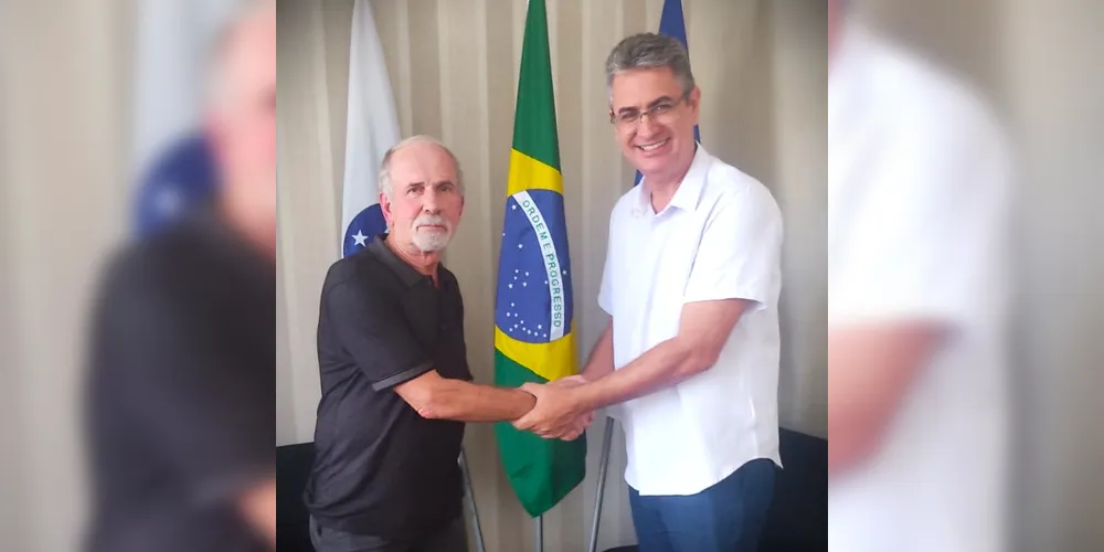 O vereador suplente Jairton da Farmácia (PDT) recebeu os cumprimentos do presidente da Câmara, Julio Küller (MDB)