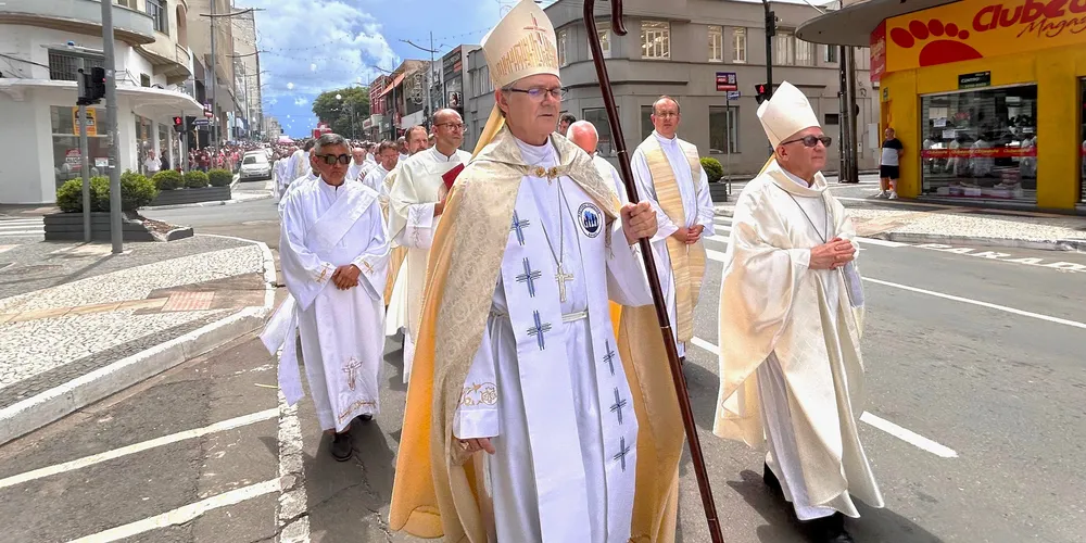 Bispo Dom Bruno faz peregrinação ao lado do bispo emérito, Dom Sergio