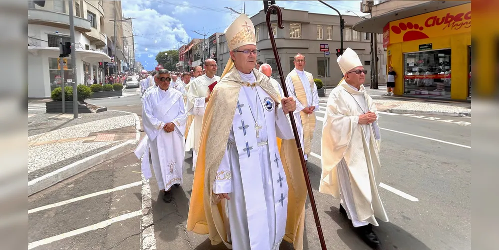 Bispo Dom Bruno faz peregrinação ao lado do bispo emérito, Dom Sergio