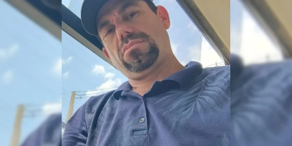 Trabalhador trajava calça preta e camisa polo verde