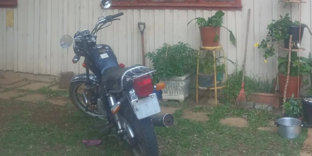 Motocicleta tem placa AOA-7466