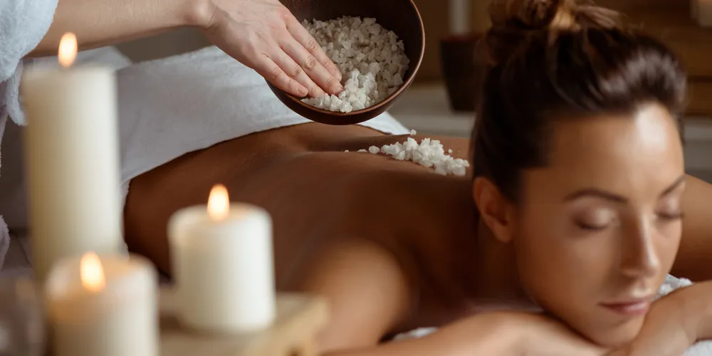 A massagem terapêutica Abhyanga, com óleo de gergelim, é indicada para relaxamento e bem-estar