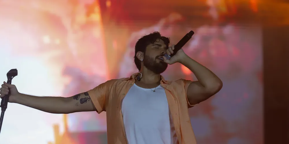O cantor Gustavo Mioto durante a apresentação do seu show dentro da programação do Verão Maior Paraná, em Matinhos
