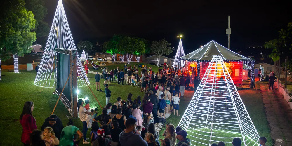 Praça Eurico Batista Rosas, em Uvaranas, é um dos espaços com decoração especial
