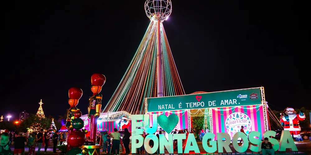 Praças de Ponta Grossa estão enfeitadas para o Natal